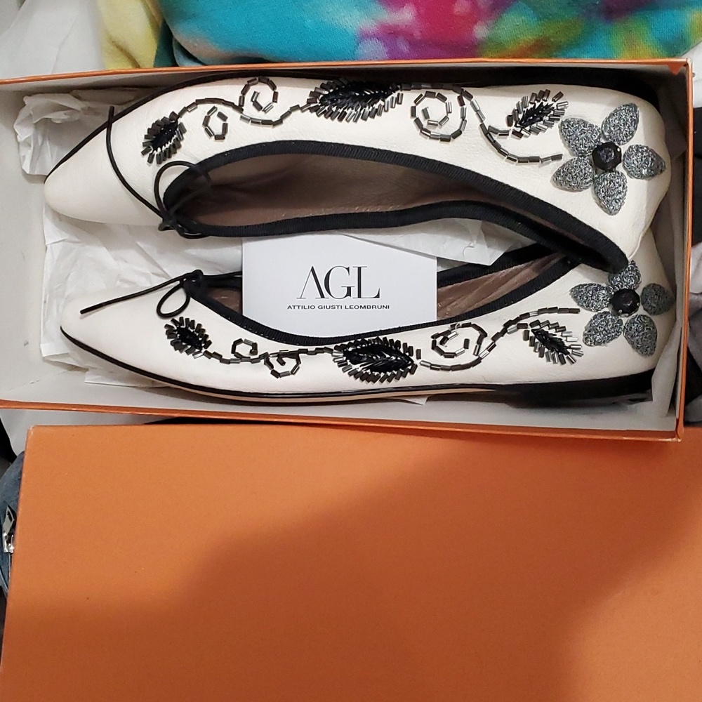 NIB sz 40 $590 AGL embroidered flats